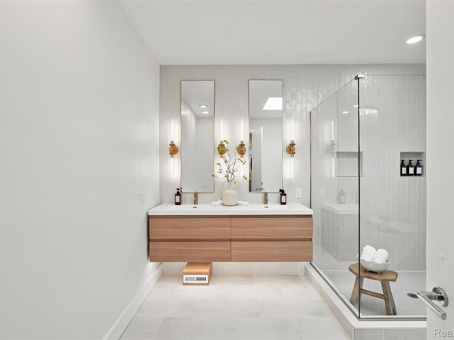 Bath staged by Vivid at 1756 Alexander Dr, Bloomfield Hills